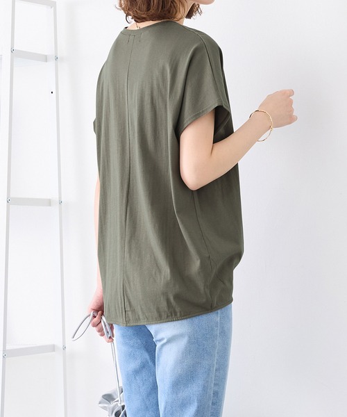 Viola e Viola(ヴィオラエヴィオラ)の「綿100%ゆったり裾タックTシャツ(Tシャツ/カットソー・レディース・ブルーグリーン/マスタード/ブルー/ピンクベージュ/ミント/ブラック/モカ/オフホワイト/ネイビー/グリーン/ダークラベンダー/グレイッシュベージュ/オリーブ/イエロー・X-LARGE/MEDIUM/XX-LARGE/XXX-LARGE/LARGE/XXXX-LARGE)」の22枚目の写真