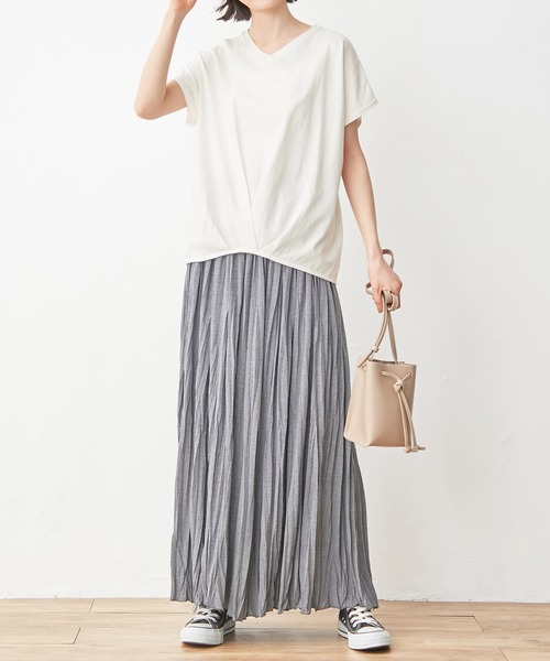Viola e Viola(ヴィオラエヴィオラ)の「綿100%ゆったり裾タックTシャツ(Tシャツ/カットソー・レディース・ブルーグリーン/マスタード/ブルー/ピンクベージュ/ミント/ブラック/モカ/オフホワイト/ネイビー/グリーン/ダークラベンダー/グレイッシュベージュ/オリーブ/イエロー・X-LARGE/MEDIUM/XX-LARGE/XXX-LARGE/LARGE/XXXX-LARGE)」の15枚目の写真