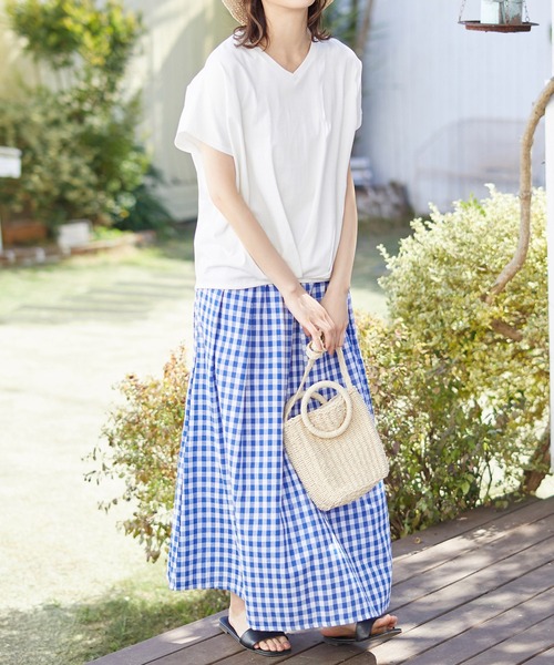 Viola e Viola(ヴィオラエヴィオラ)の「綿100%ゆったり裾タックTシャツ(Tシャツ/カットソー・レディース・ブルーグリーン/マスタード/ブルー/ピンクベージュ/ミント/ブラック/モカ/オフホワイト/ネイビー/グリーン/ダークラベンダー/グレイッシュベージュ/オリーブ/イエロー・X-LARGE/MEDIUM/XX-LARGE/XXX-LARGE/LARGE/XXXX-LARGE)」の16枚目の写真
