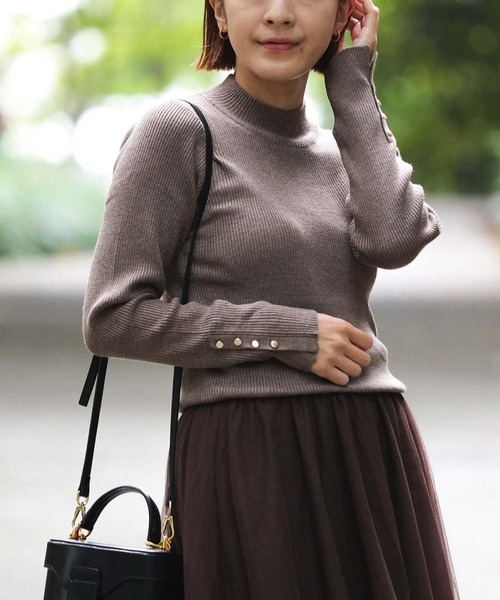 BEAMS HEART（ビームスハート）の「袖口ボタン ベーシック リブニット（ウォッシャブル）（ニット/セーター・レディース・マスタード/ブラウン/チャコールグレー/オフホワイト/ブラック・FREE）」の5枚目の写真