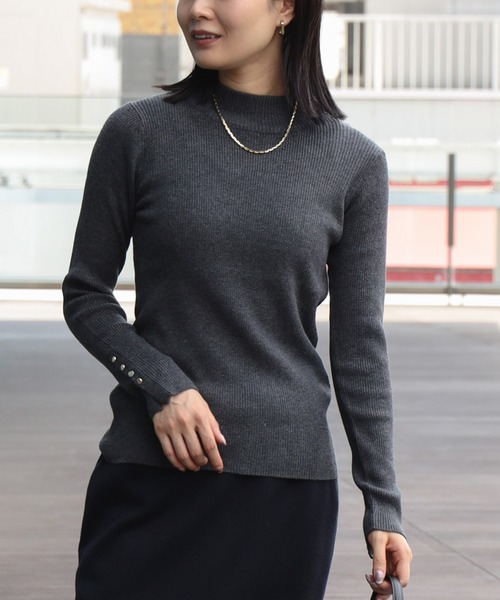 BEAMS HEART（ビームスハート）の「袖口ボタン ベーシック リブニット（ウォッシャブル）（ニット/セーター・レディース・マスタード/ブラウン/チャコールグレー/オフホワイト/ブラック・FREE）」の11枚目の写真