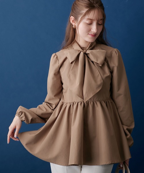 alotta(アロッタ)の「衿シャーリングボウタイチュニック(チュニック・レディース・アイボリー/ブラウン・L/M/LL/3L)」の2枚目の写真