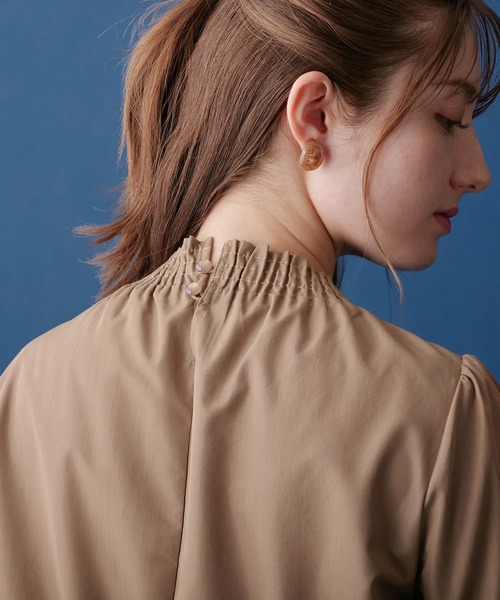 alotta(アロッタ)の「衿シャーリングボウタイチュニック(チュニック・レディース・アイボリー/ブラウン・L/M/LL/3L)」の9枚目の写真