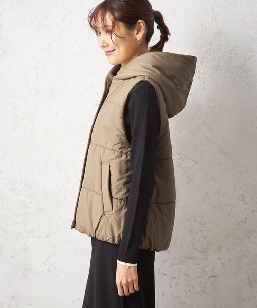 Petit Honfleur(プチオンフルール)の「リバーシブル中綿ベスト(ダウンベスト・レディース・ネイビー/ベージュ・M/L)」の4枚目の写真