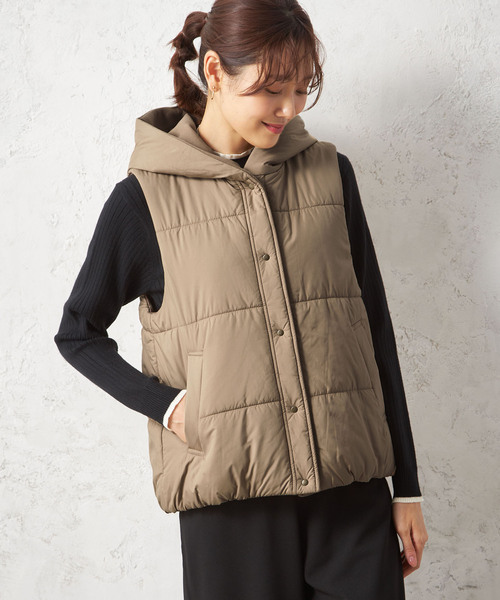 Petit Honfleur(プチオンフルール)の「リバーシブル中綿ベスト(ダウンベスト・レディース・ネイビー/ベージュ・M/L)」の6枚目の写真