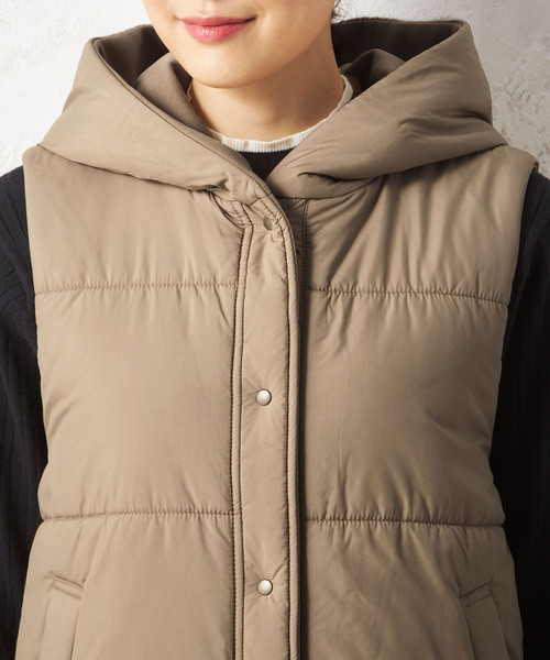 Petit Honfleur(プチオンフルール)の「リバーシブル中綿ベスト(ダウンベスト・レディース・ネイビー/ベージュ・M/L)」の8枚目の写真