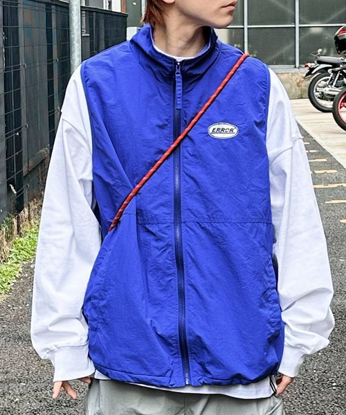 SPINNS(スピンズ)の「【ユニセックスで着用可能】ERROR刺繍ロゴ ナイロンスタンドカラーベスト(ベスト・メンズ・ブルー/ブラック/カーキ/グレー/ネイビー・ONESIZE)」の5枚目の写真