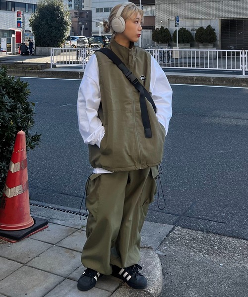 SPINNS(スピンズ)の「【ユニセックスで着用可能】ERROR刺繍ロゴ ナイロンスタンドカラーベスト(ベスト・メンズ・ブルー/ブラック/カーキ/グレー/ネイビー・ONESIZE)」の7枚目の写真