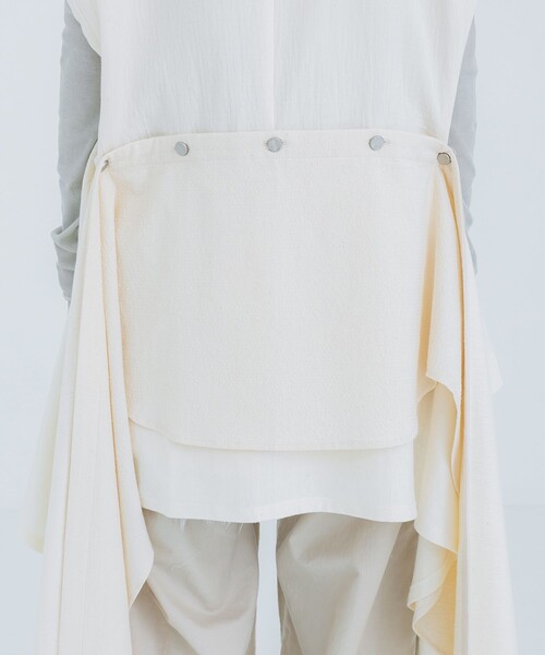 kotohayokozawa（コトハヨコザワ）の「【kotohayokozawa/コトハヨコザワ】レイヤードタイスリーブレスジャケット（その他アウター・レディース・アイボリー・FREE）」の4枚目の写真