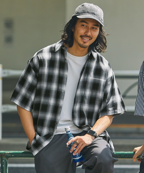 THE CRAFT CREW PRODUCTS（ザクラフトクループロダクツ）の「ファンクショナルファブリック ビッグシルエット アソートレギュラーカラー半袖シャツ / 抗菌・防臭・イージーケア【THE CRAFT CREW PRODUCTS】（シャツ/ブラウス・メンズ・ダークインディゴブルー/ブラック系/ブルー系/ブラック系1/ブラック系2/ネイビー系/グレー系/オフホワイト/ホワイト系/グレイッシュベージュ/サックスブルー・M/S/L）」の4枚目の写真