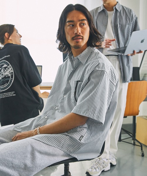 THE CRAFT CREW PRODUCTS（ザクラフトクループロダクツ）の「ファンクショナルファブリック ビッグシルエット アソートレギュラーカラー半袖シャツ / 抗菌・防臭・イージーケア【THE CRAFT CREW PRODUCTS】（シャツ/ブラウス・メンズ・ダークインディゴブルー/ブラック系/ブルー系/ブラック系1/ブラック系2/ネイビー系/グレー系/オフホワイト/ホワイト系/グレイッシュベージュ/サックスブルー・M/S/L）」の7枚目の写真