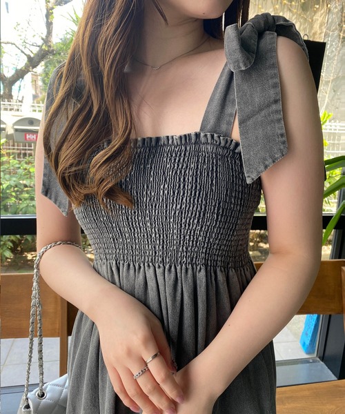 INGNI(イング)の「肩リボンデニムシャーリングワンピース(ワンピース・レディース・ライトグレー/ブルー・M)」の4枚目の写真