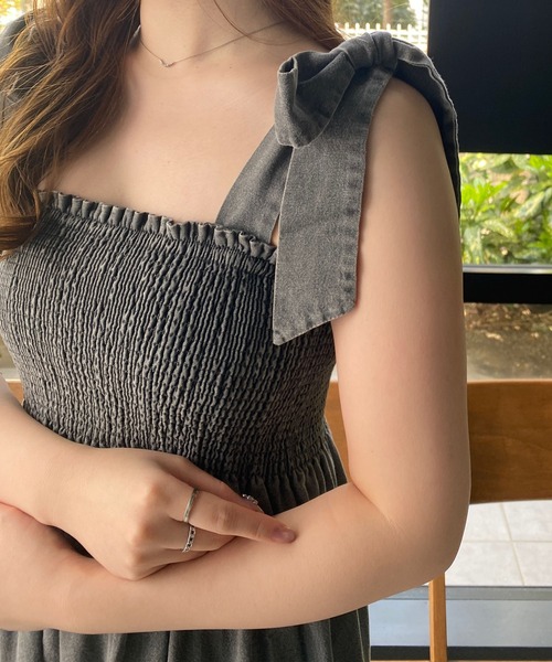 INGNI(イング)の「肩リボンデニムシャーリングワンピース(ワンピース・レディース・ライトグレー/ブルー・M)」の5枚目の写真