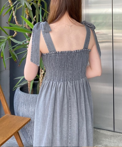 INGNI(イング)の「肩リボンデニムシャーリングワンピース(ワンピース・レディース・ライトグレー/ブルー・M)」の6枚目の写真