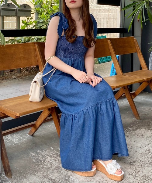 INGNI(イング)の「肩リボンデニムシャーリングワンピース(ワンピース・レディース・ライトグレー/ブルー・M)」の8枚目の写真