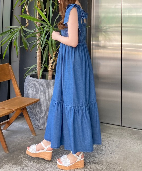 INGNI(イング)の「肩リボンデニムシャーリングワンピース(ワンピース・レディース・ライトグレー/ブルー・M)」の9枚目の写真