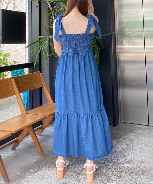 INGNI(イング)の「肩リボンデニムシャーリングワンピース(ワンピース・レディース・ライトグレー/ブルー・M)」の10枚目の写真