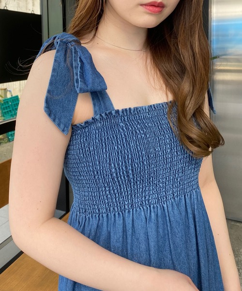 INGNI(イング)の「肩リボンデニムシャーリングワンピース(ワンピース・レディース・ライトグレー/ブルー・M)」の12枚目の写真