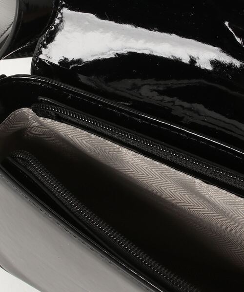 HIKA（ヒカ）の「【HIKA】メタルバックルフェイクレザーショルダーハンドBAG（ハンドバッグ・レディース・ホワイト/ブラック・FREE）」の5枚目の写真