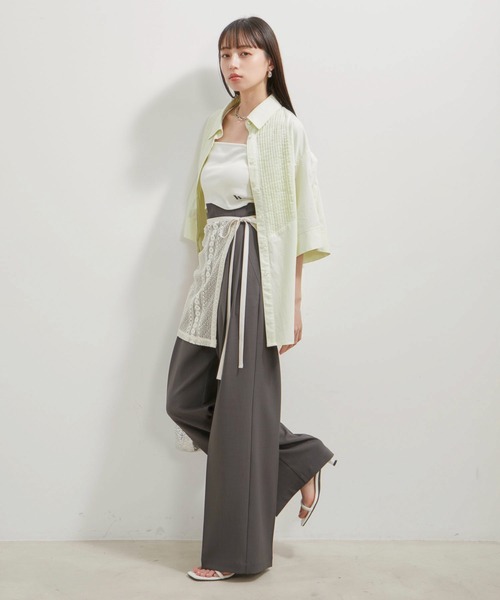 VIS（ビス）の「【洗える】アシンメトリーハイウエストツイルワイド/スラックスパンツ（スラックス・レディース・チャコールグレー/ブラック/サックスブルー・S/M）」の4枚目の写真