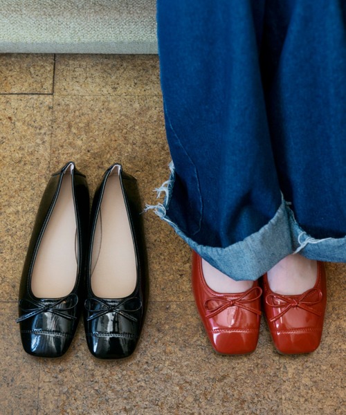 Unitage(ユニテージ)の「スクエアトゥリボンバレエシューズ(パンプス・レディース・ブラック/レッド・MEDIUM/LARGE)」の1枚目の写真