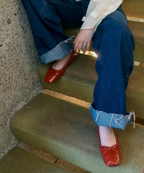 Unitage(ユニテージ)の「スクエアトゥリボンバレエシューズ(パンプス・レディース・ブラック/レッド・MEDIUM/LARGE)」の5枚目の写真