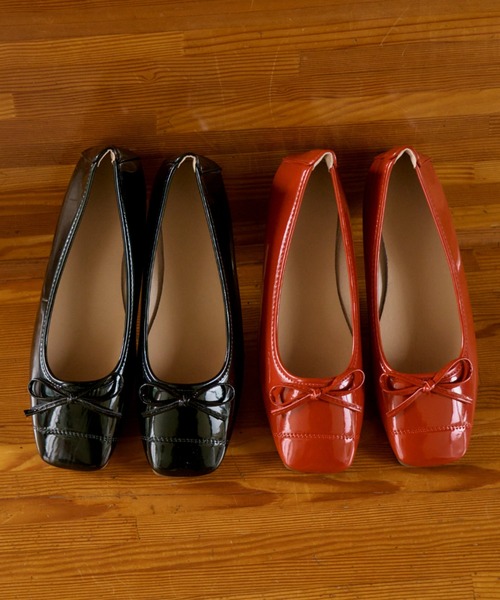 Unitage(ユニテージ)の「スクエアトゥリボンバレエシューズ(パンプス・レディース・ブラック/レッド・MEDIUM/LARGE)」の3枚目の写真