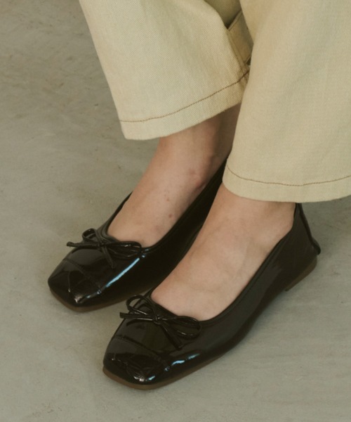 Unitage(ユニテージ)の「スクエアトゥリボンバレエシューズ(パンプス・レディース・ブラック/レッド・MEDIUM/LARGE)」の7枚目の写真