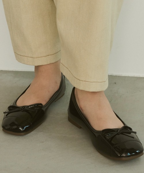 Unitage(ユニテージ)の「スクエアトゥリボンバレエシューズ(パンプス・レディース・ブラック/レッド・MEDIUM/LARGE)」の8枚目の写真