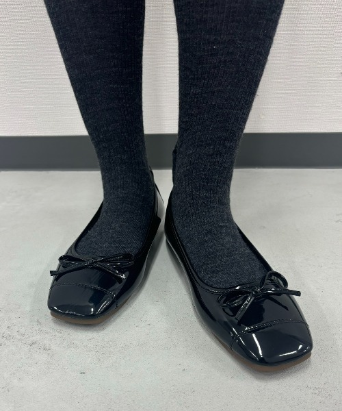 Unitage(ユニテージ)の「スクエアトゥリボンバレエシューズ(パンプス・レディース・ブラック/レッド・MEDIUM/LARGE)」の10枚目の写真