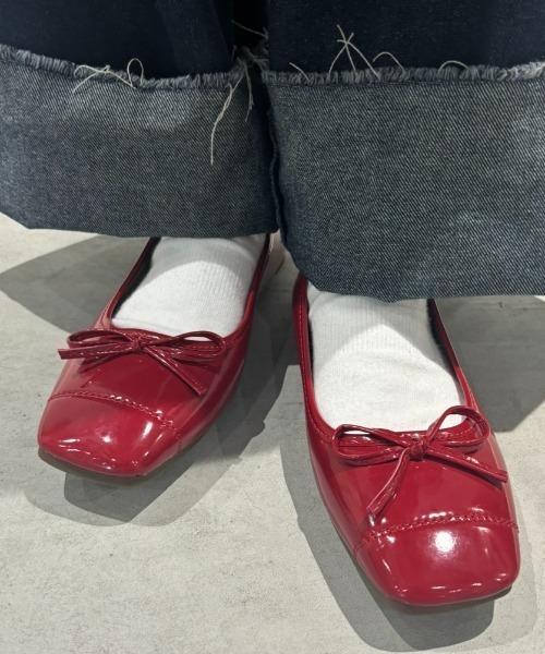 Unitage(ユニテージ)の「スクエアトゥリボンバレエシューズ(パンプス・レディース・ブラック/レッド・MEDIUM/LARGE)」の9枚目の写真