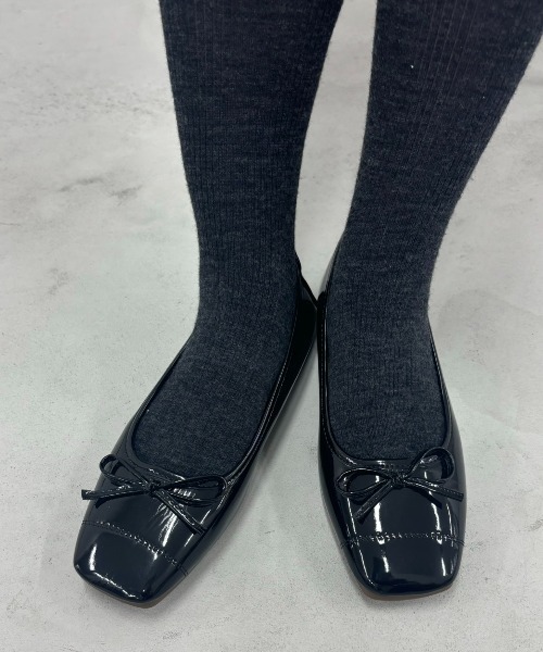 Unitage(ユニテージ)の「スクエアトゥリボンバレエシューズ(パンプス・レディース・ブラック/レッド・MEDIUM/LARGE)」の11枚目の写真