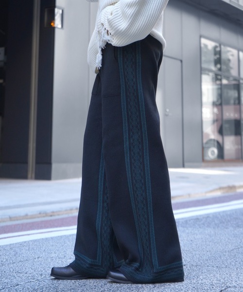 Confirm（コンファーム）の「サイドライン ジャガードニット ワイドストレートパンツ【Confirm】（その他パンツ・メンズ・ナチュラル/ブラック/ネイビー・M/L）」の2枚目の写真