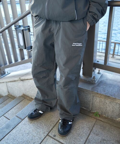 FFEIN（フェイン）の「【FFEIN(フェイン)】ナイロントレッキングストレートパンツ / シンプル 刺繍 ドローコード オーバーサイズ（カーゴパンツ・メンズ・ネイビー/ブラック/アイボリー/グレー/ブラウン・SMALL/MEDIUM/LARGE）」の20枚目の写真