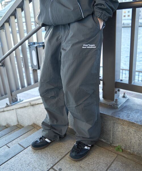 FFEIN（フェイン）の「【FFEIN(フェイン)】ナイロントレッキングストレートパンツ / シンプル 刺繍 ドローコード オーバーサイズ（カーゴパンツ・メンズ・ネイビー/ブラック/アイボリー/グレー/ブラウン・SMALL/MEDIUM/LARGE）」の21枚目の写真