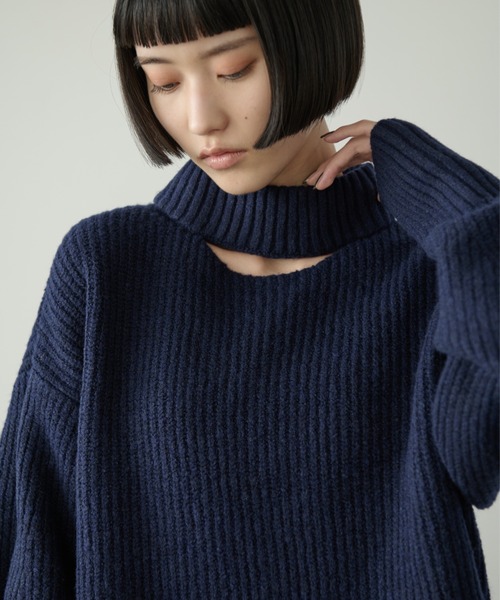 AIC.（エーアイシー）の「カットアウトハイネックリブニットトップス（ニット/セーター・レディース・ネイビー/グレー/グレイッシュベージュ・FREE）」の5枚目の写真
