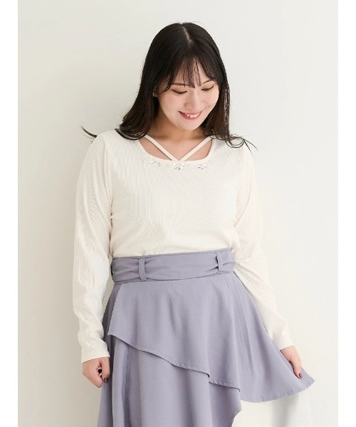 Re-J&SUPURE(リジェイアンドスプル)の「【大きいサイズ】ビジュー付きネックストラップトップス(ニット/セーター・レディース・ピンク/ブラック/オフホワイト・X-LARGE/XX-LARGE)」の1枚目の写真