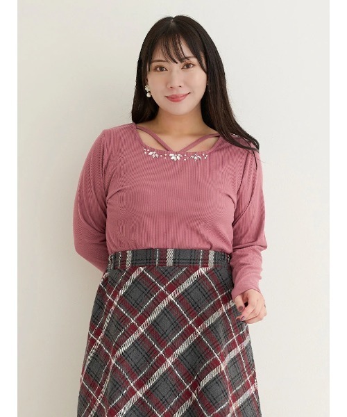Re-J&SUPURE(リジェイアンドスプル)の「【大きいサイズ】ビジュー付きネックストラップトップス(ニット/セーター・レディース・ピンク/ブラック/オフホワイト・X-LARGE/XX-LARGE)」の3枚目の写真