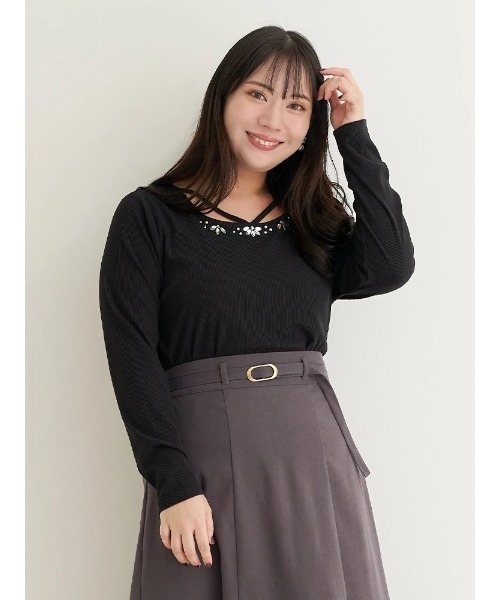 Re-J&SUPURE(リジェイアンドスプル)の「【大きいサイズ】ビジュー付きネックストラップトップス(ニット/セーター・レディース・ピンク/ブラック/オフホワイト・X-LARGE/XX-LARGE)」の2枚目の写真