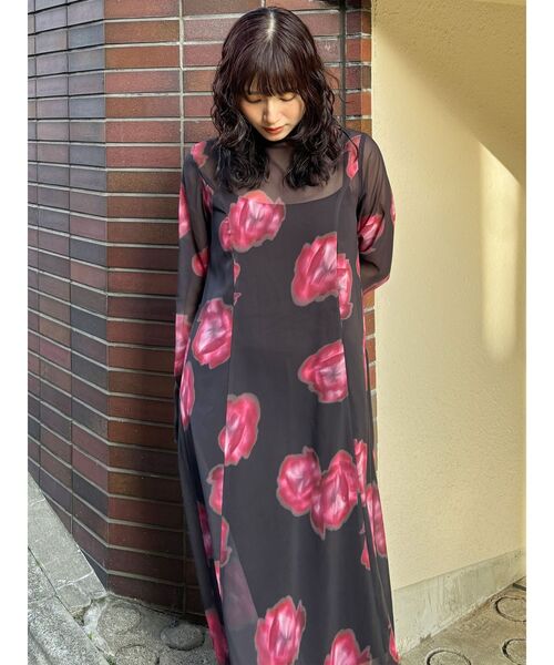 MURUA(ムルーア)の「【WEB・一部店舗限定】ニュアンスフラワープリントワンピース(ワンピース・レディース・ブラック/グレー・FREE)」の3枚目の写真
