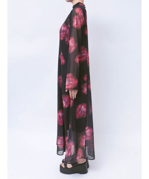 MURUA(ムルーア)の「【WEB・一部店舗限定】ニュアンスフラワープリントワンピース(ワンピース・レディース・ブラック/グレー・FREE)」の5枚目の写真