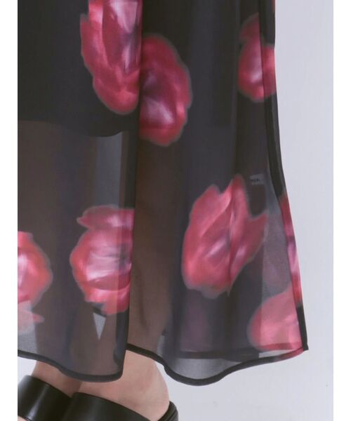 MURUA(ムルーア)の「【WEB・一部店舗限定】ニュアンスフラワープリントワンピース(ワンピース・レディース・ブラック/グレー・FREE)」の9枚目の写真