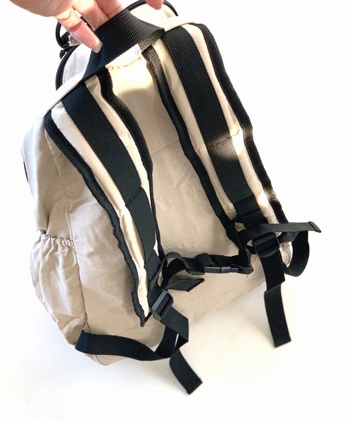 Q（キュー）の「ドローストリングバックパック（バックパック/リュック・レディース・ベージュ/ブラック・ONE SIZE）」の9枚目の写真