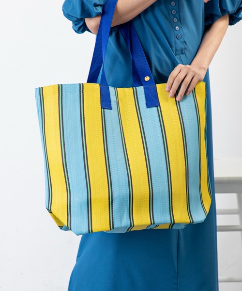MILLION CARATS（ミリオンカラッツ）の「大胆ストライプで洒落感アップ。軽やか大容量が嬉しい、映え確実なストライプマザーズバッグ（トートバッグ・レディース・ピンク/ブラック/サックスブルー・FREE）」の2枚目の写真
