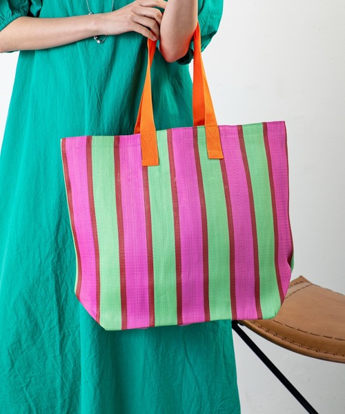MILLION CARATS（ミリオンカラッツ）の「大胆ストライプで洒落感アップ。軽やか大容量が嬉しい、映え確実なストライプマザーズバッグ（トートバッグ・レディース・ピンク/ブラック/サックスブルー・FREE）」の3枚目の写真
