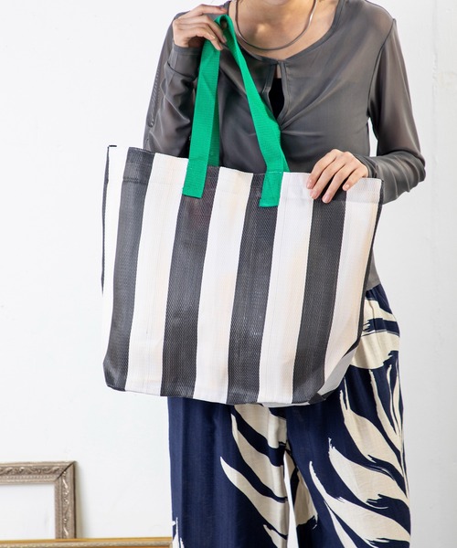 MILLION CARATS（ミリオンカラッツ）の「大胆ストライプで洒落感アップ。軽やか大容量が嬉しい、映え確実なストライプマザーズバッグ（トートバッグ・レディース・ピンク/ブラック/サックスブルー・FREE）」の4枚目の写真