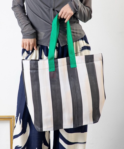 MILLION CARATS（ミリオンカラッツ）の「大胆ストライプで洒落感アップ。軽やか大容量が嬉しい、映え確実なストライプマザーズバッグ（トートバッグ・レディース・ピンク/ブラック/サックスブルー・FREE）」の5枚目の写真