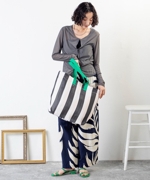 MILLION CARATS（ミリオンカラッツ）の「大胆ストライプで洒落感アップ。軽やか大容量が嬉しい、映え確実なストライプマザーズバッグ（トートバッグ・レディース・ピンク/ブラック/サックスブルー・FREE）」の7枚目の写真