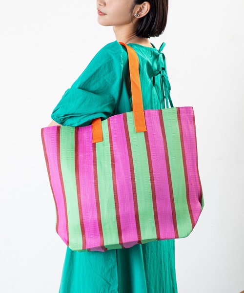 MILLION CARATS（ミリオンカラッツ）の「大胆ストライプで洒落感アップ。軽やか大容量が嬉しい、映え確実なストライプマザーズバッグ（トートバッグ・レディース・ピンク/ブラック/サックスブルー・FREE）」の10枚目の写真