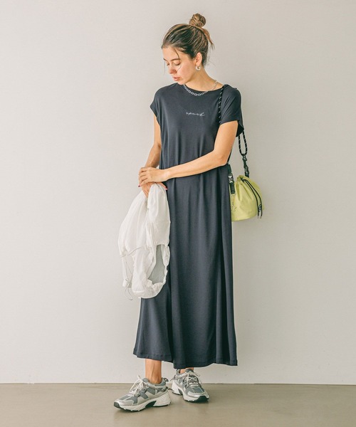 BAYFLOW（ベイフロー）の「[しなやかな肌触り]シルケットロゴワンピース（ワンピース・レディース・チャコール/ベージュ/ブルー・FREE）」の2枚目の写真